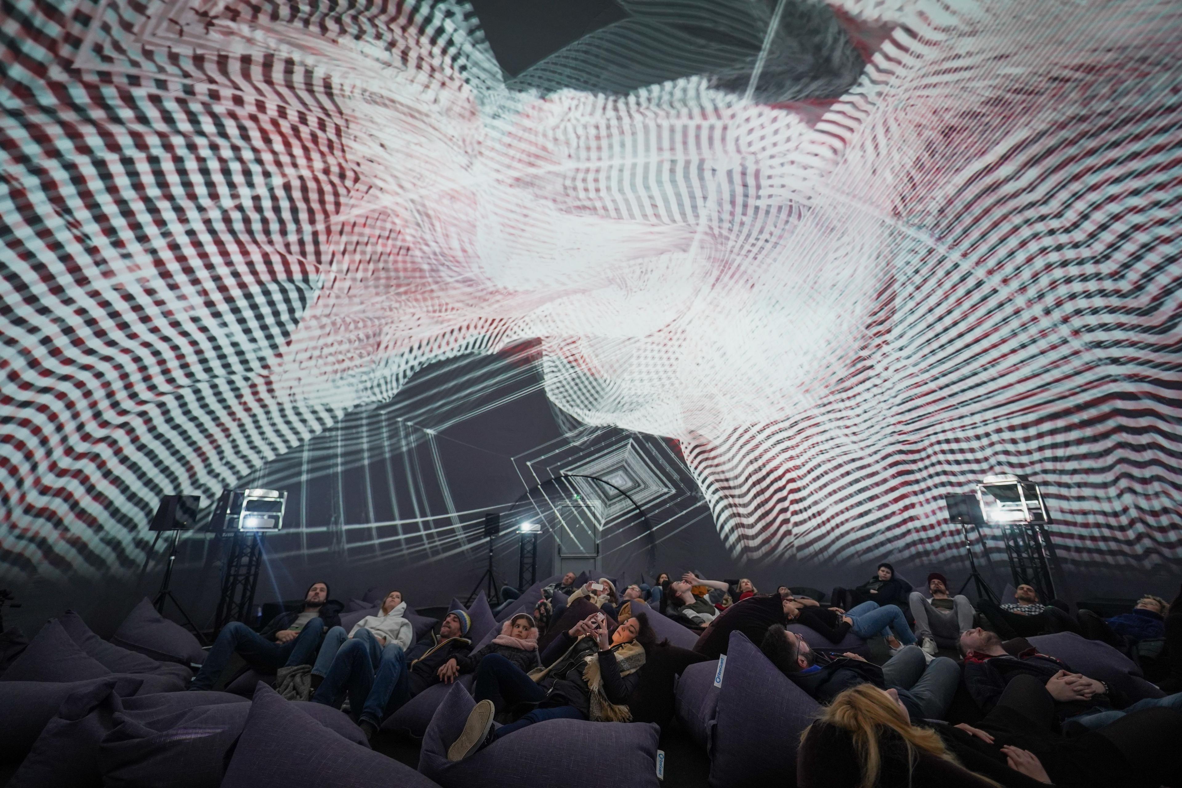 Immerse yourself in a 360° video mapping show and travel back in time from the Industrial Revolution to the present day!